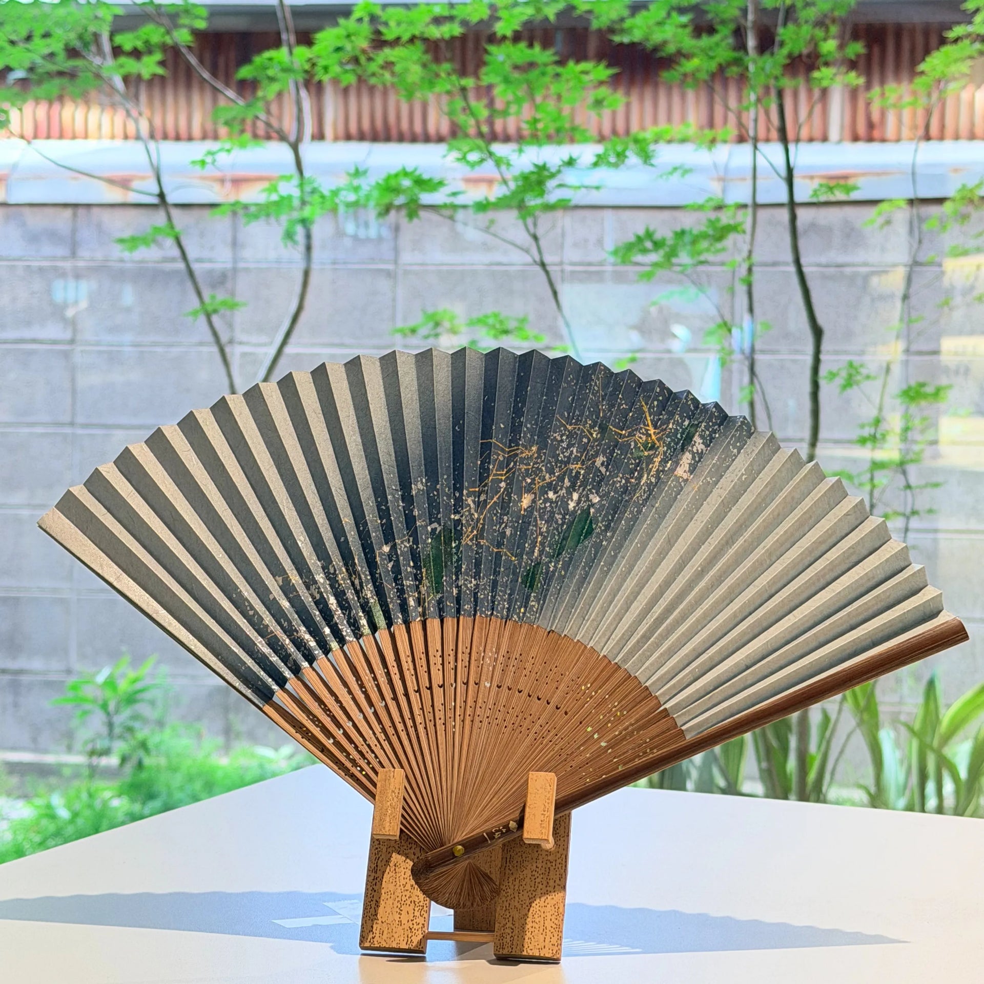 金沢箔扇子 ちらし美 天の川 amanogawa / 株式会社箔一 – Maker's