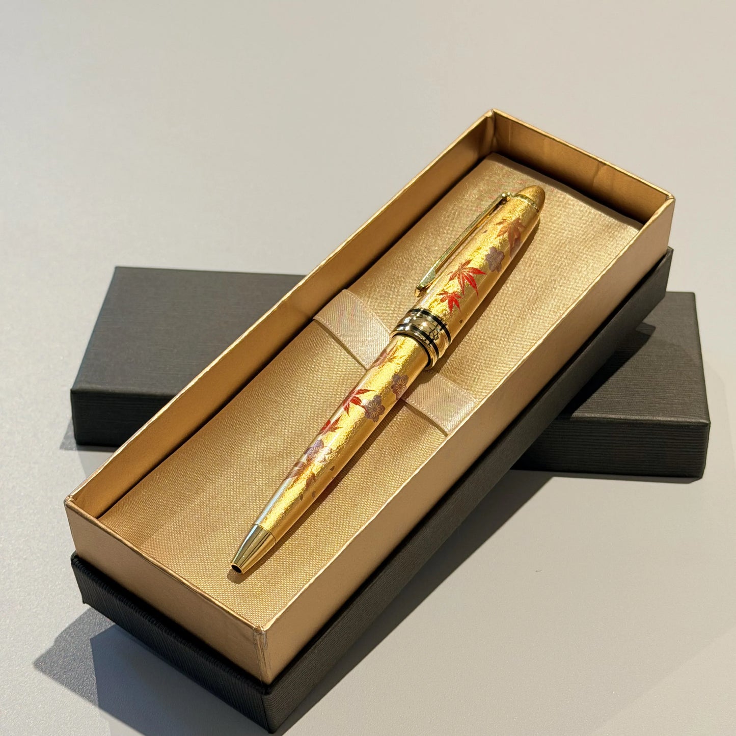 蒔絵ボールペン 春秋流し(金) <化粧箱> / 株式会社箔一